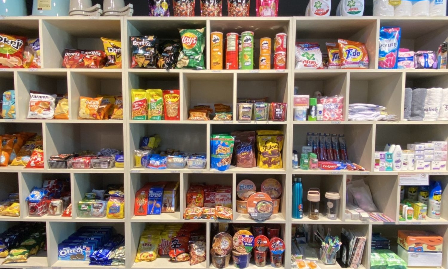 English Fella 2の売店の棚。お菓子や日用品が並ぶ
