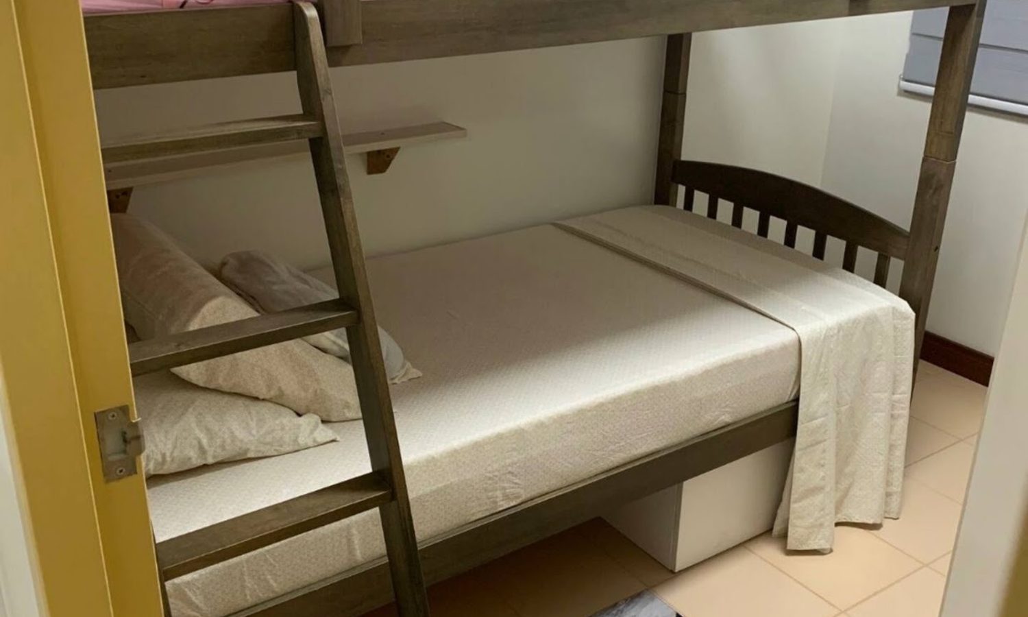 学生寮One Spatialの3人部屋の2段ベッド