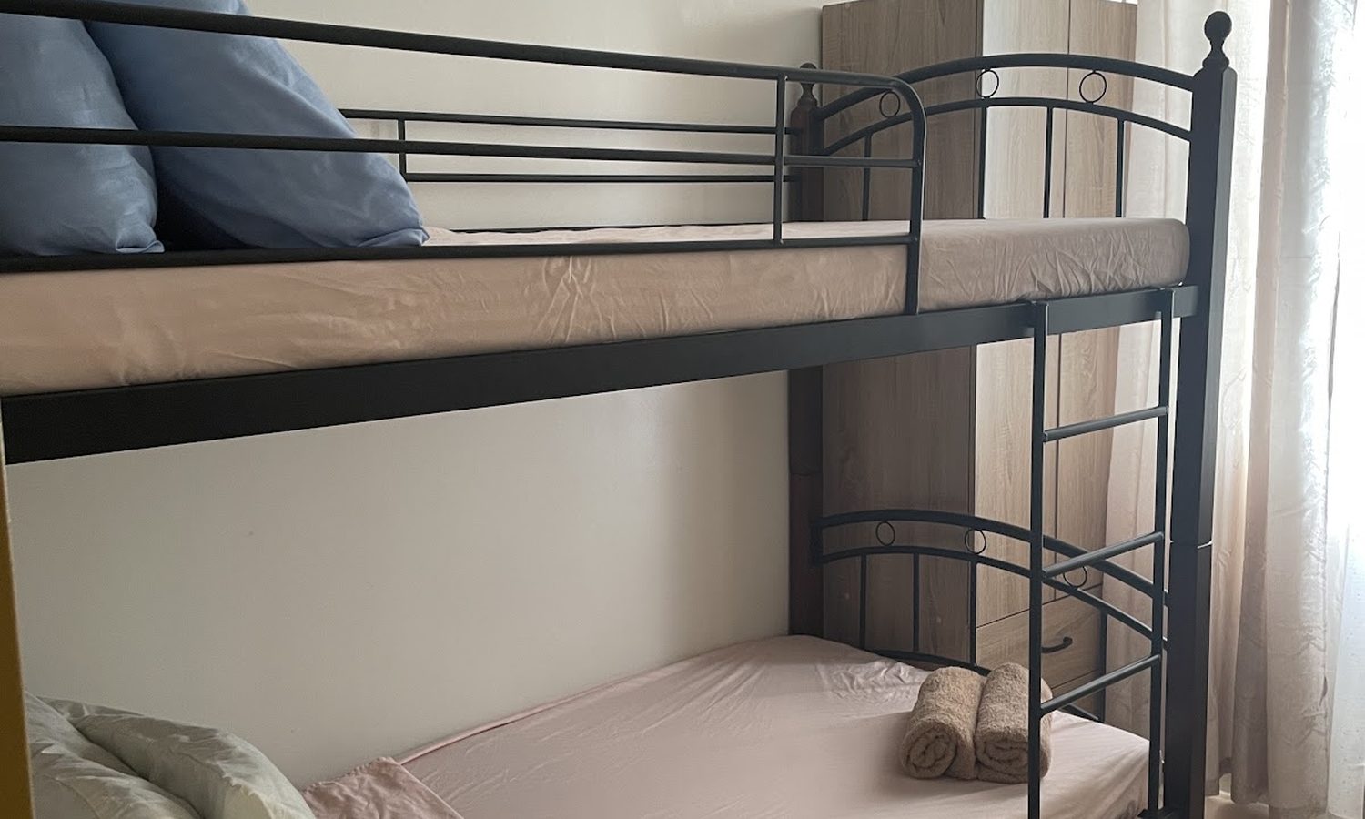 学生寮One Spatialの2人部屋の2段ベッド