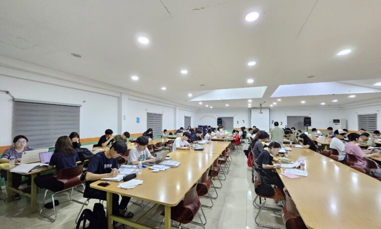 Global Standardの自習室で夜の義務自習に取り組む学生