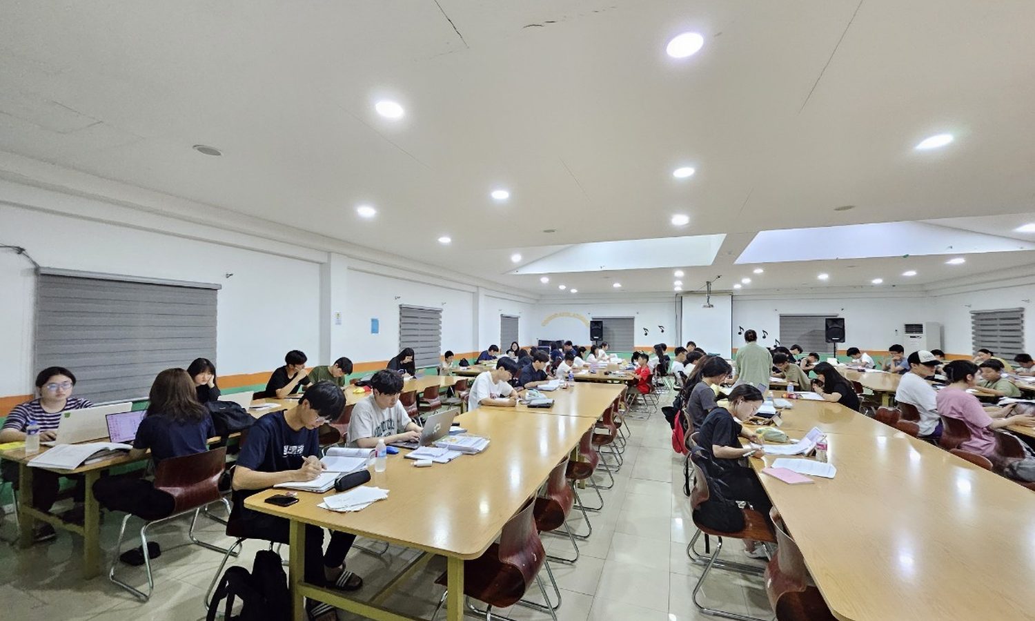 Global Standardの自習室で夜の義務自習に取り組む学生