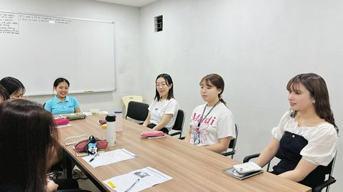 I.BREEZE メイン校のグループ授業。留学生5人が長机を囲んで座っている