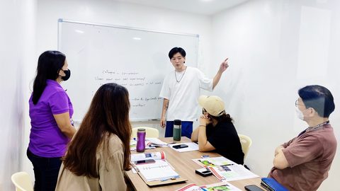 I.BREEZE メイン校の少人数グループ授業。講師が立って留学生4人に説明している