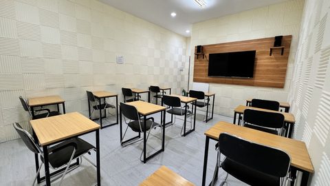 I.BREEZE メイン校のテストルーム。IELTS・TOEICの模擬テストを行う教室