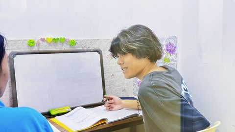 I.BREEZE メイン校のマンツーマン授業。ホワイトボードを使って会話の練習