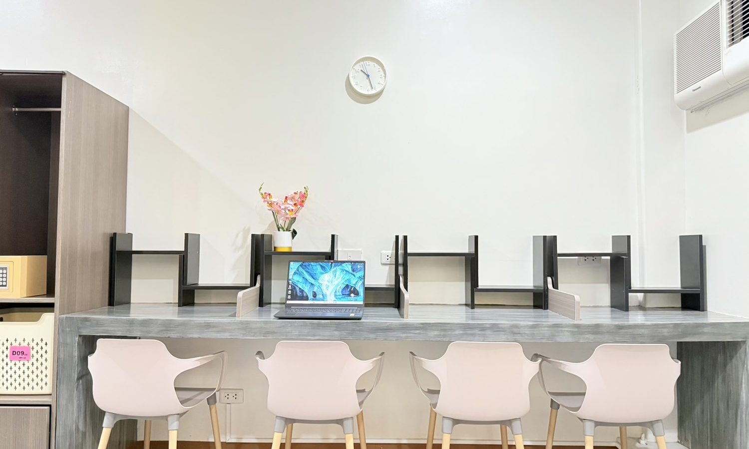 I.BREEZE メイン校の4人部屋のデスク。4人分の机と椅子が壁ぎわに並ぶ