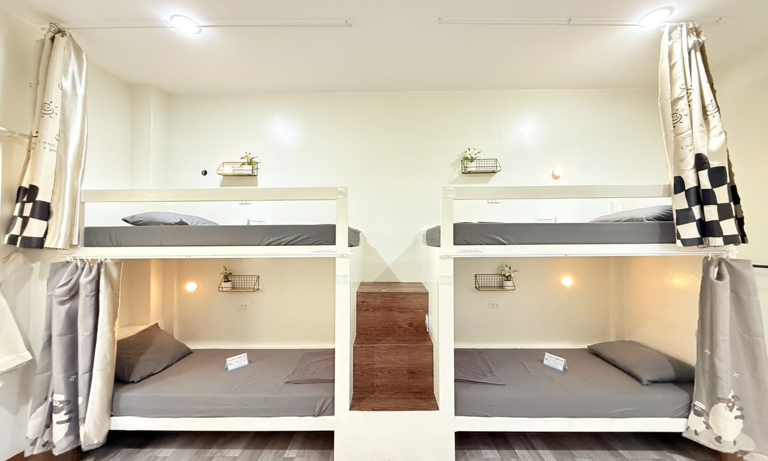 I.BREEZE メイン校の4人部屋。カーテン付きの2段ベッドが2台並ぶ
