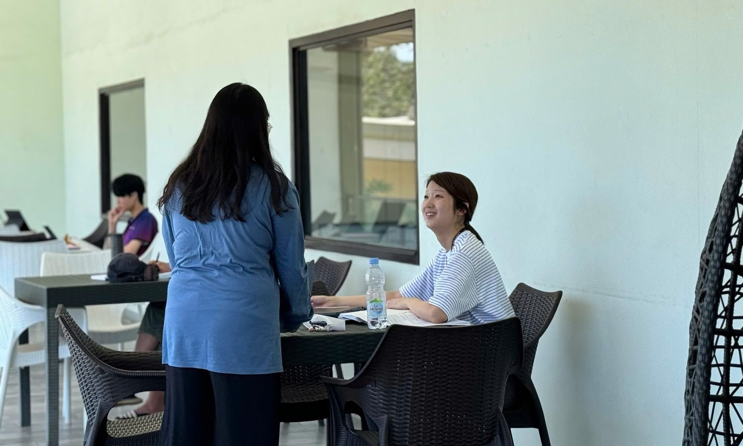 I.BREEZEのテラスで勉強する学生と講師