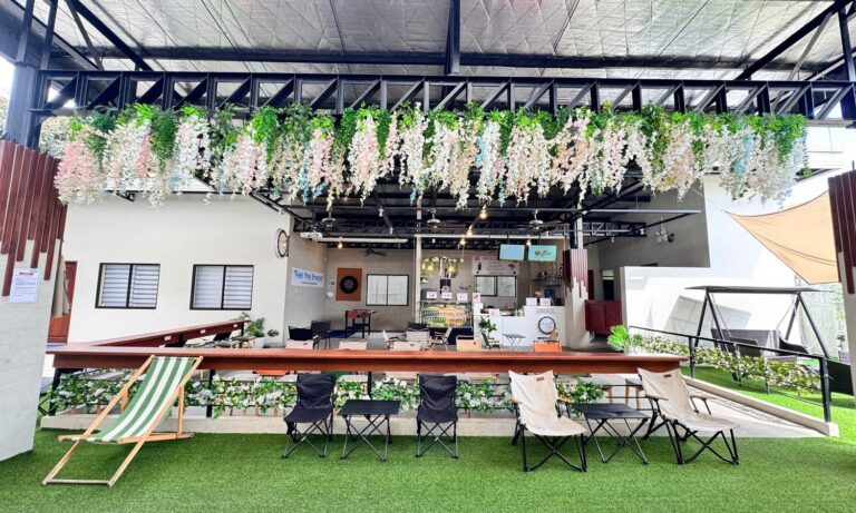 I.BREEZE プライム校のBreeze Cafe(屋根つきテラスに人工芝とキャンプチェアが並ぶ)