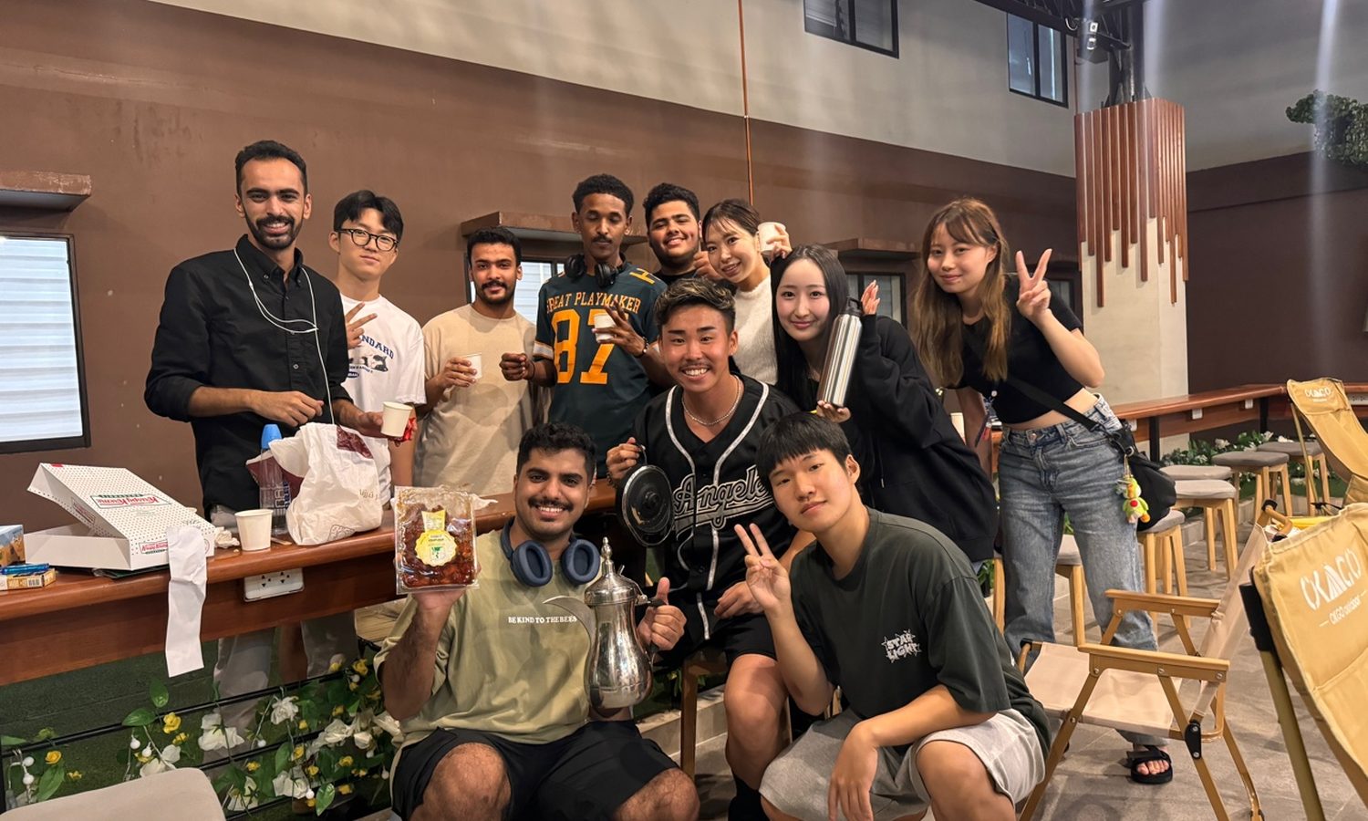 I.BREEZEのカフェに集まった多国籍の留学生