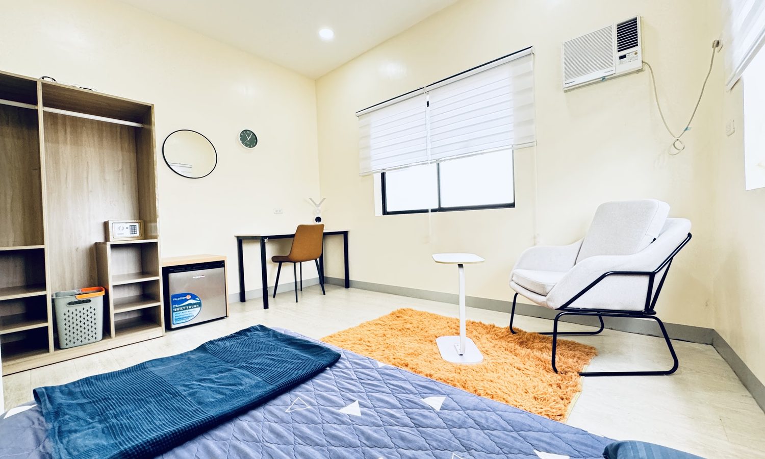 I.BREEZE プライム校の1人部屋(ベッド・机・ソファチェア)
