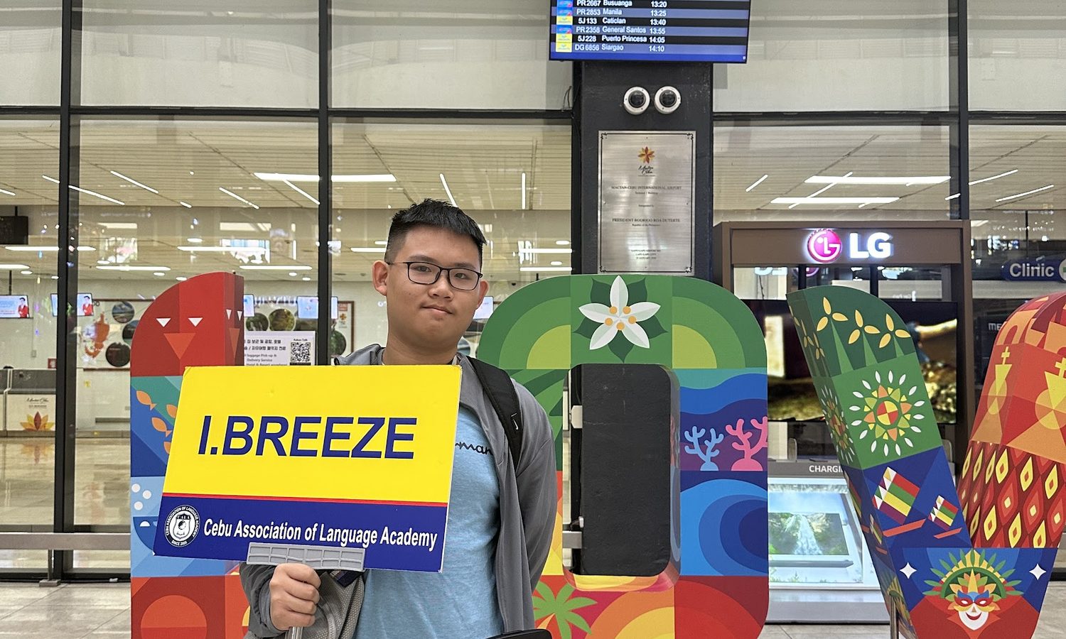 マクタン・セブ国際空港でI.BREEZEの看板を持って出迎えるスタッフ