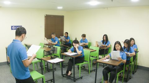 IMSのグループ授業(講師と学生4名)