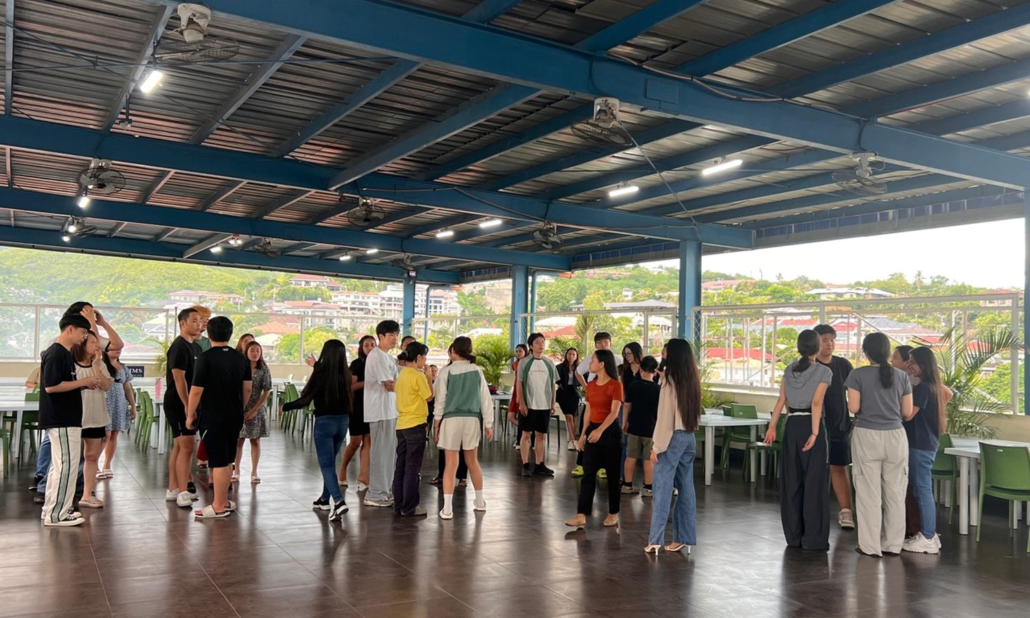 屋上で月2回開かれるソーシャルアクティビティ(IMS Academy's Fun-filled Social Activity)