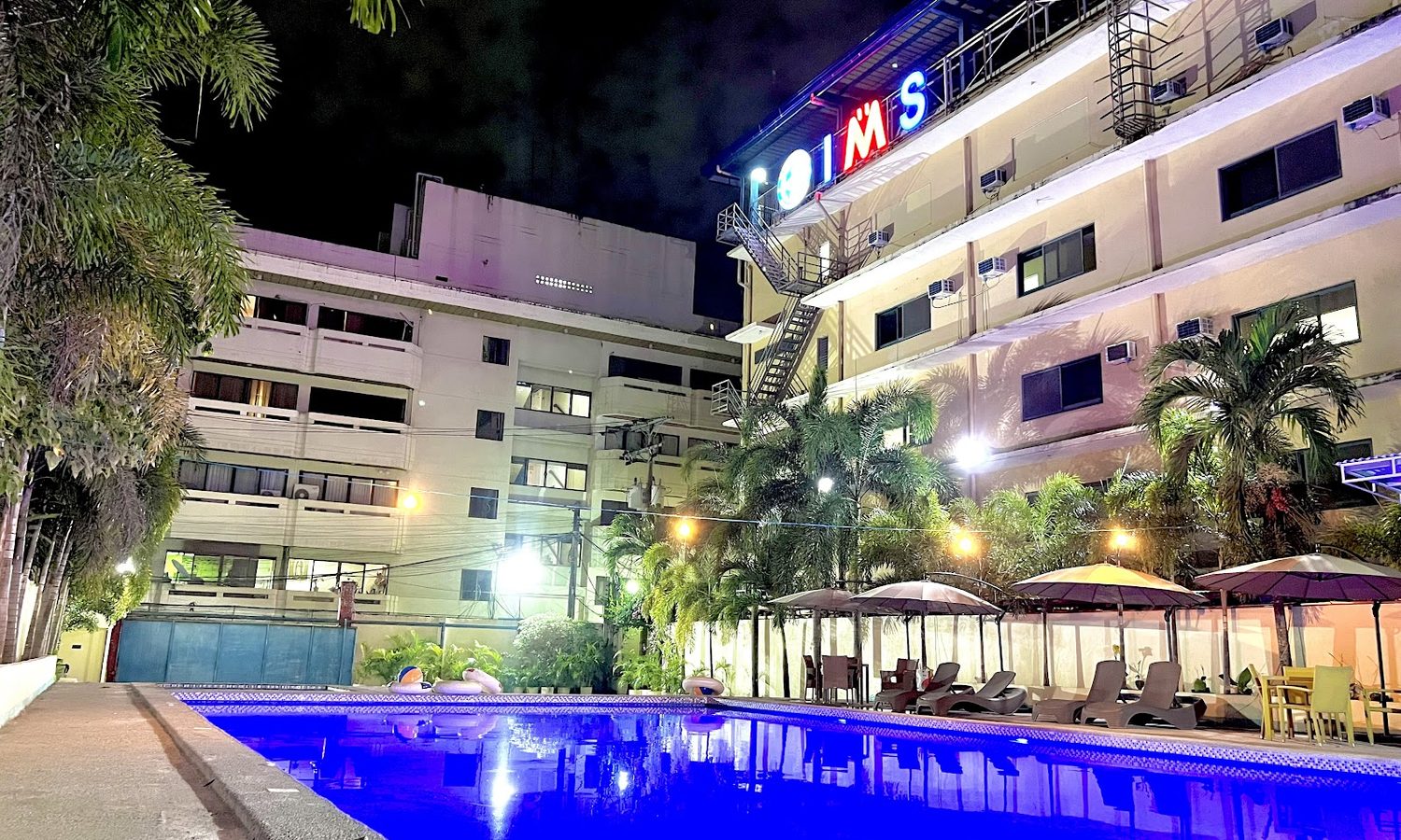 IMSのプール(夜・ライトアップ)