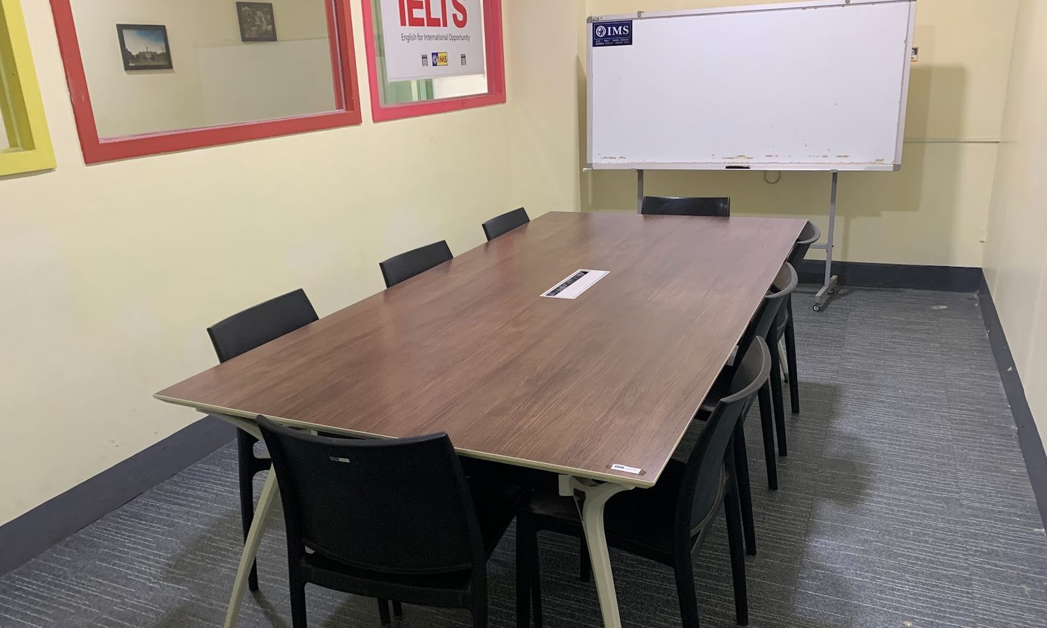 IMSのグループ教室(IELTSの掲示がある長机の教室)