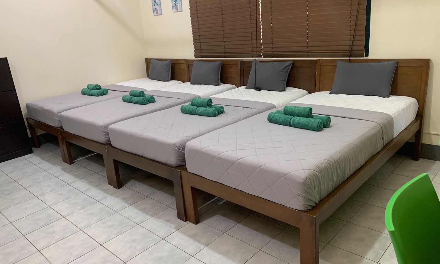 IMSの4人部屋(シングルベッド4台)