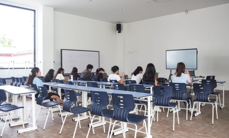 EV Academy La Merのカンファレンスルームでの授業