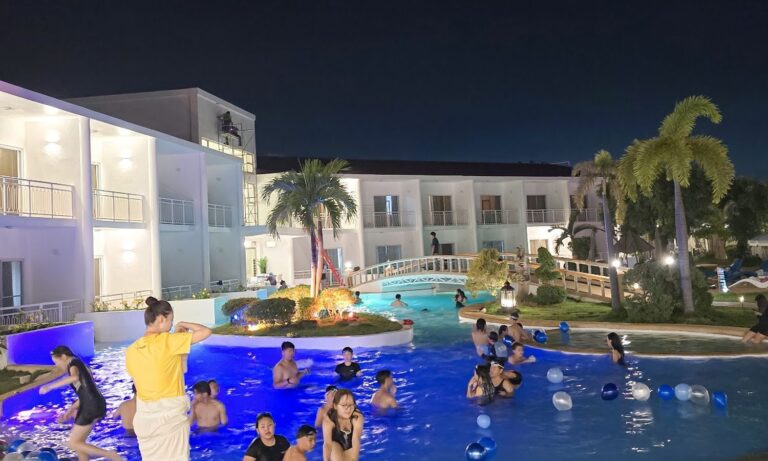 夜のEV Academy La Merのプールで遊ぶ子どもたち