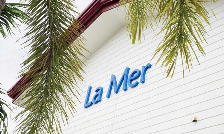 EV Academy La Merの校舎の壁にあるLa Merのサイン