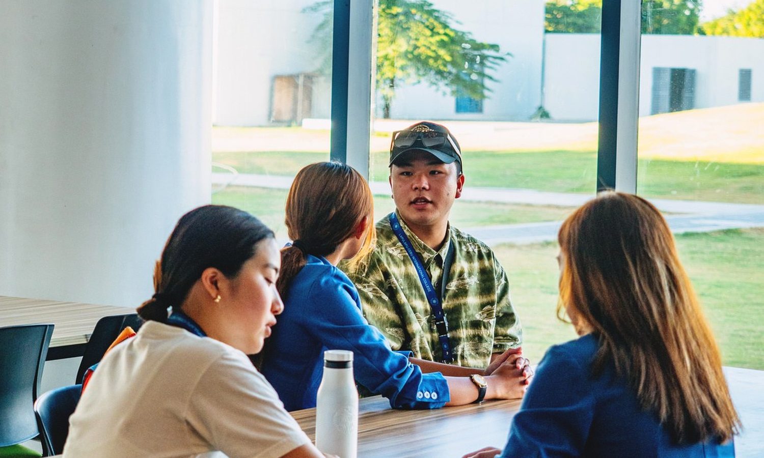 キャンパスで勉強する学生