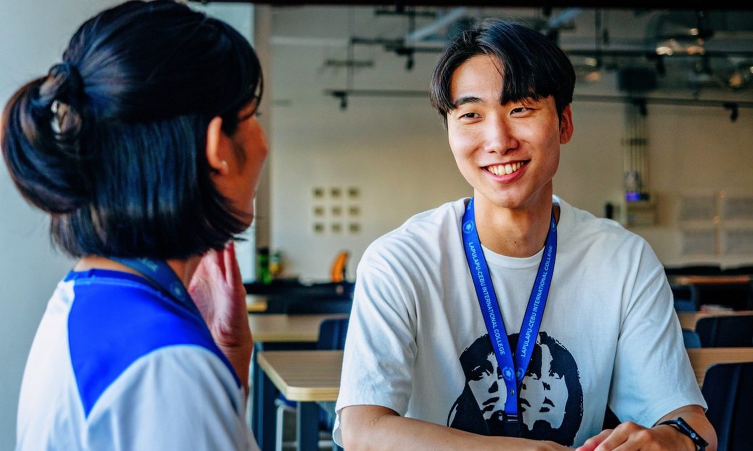 フィリピン人学生と話す留学生