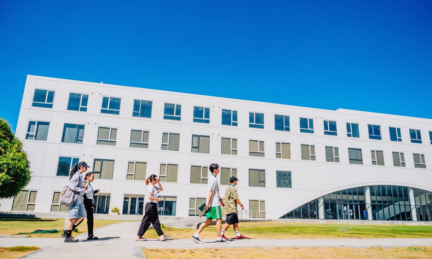 ラプラプセブ国際大学(LCIC)のキャンパスを歩く学生