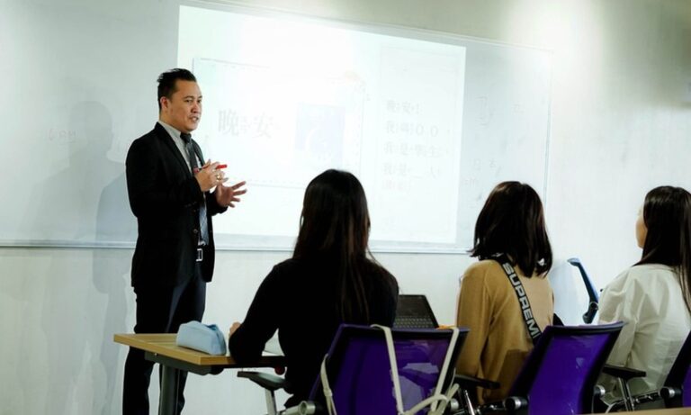 大学の講義形式で行われるLCICの英語の授業