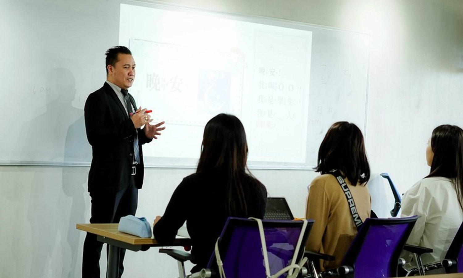 大学の講義形式で行われるLCICの英語の授業