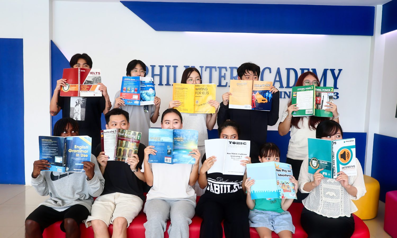 Philinterのロビーで教材を手にする留学生