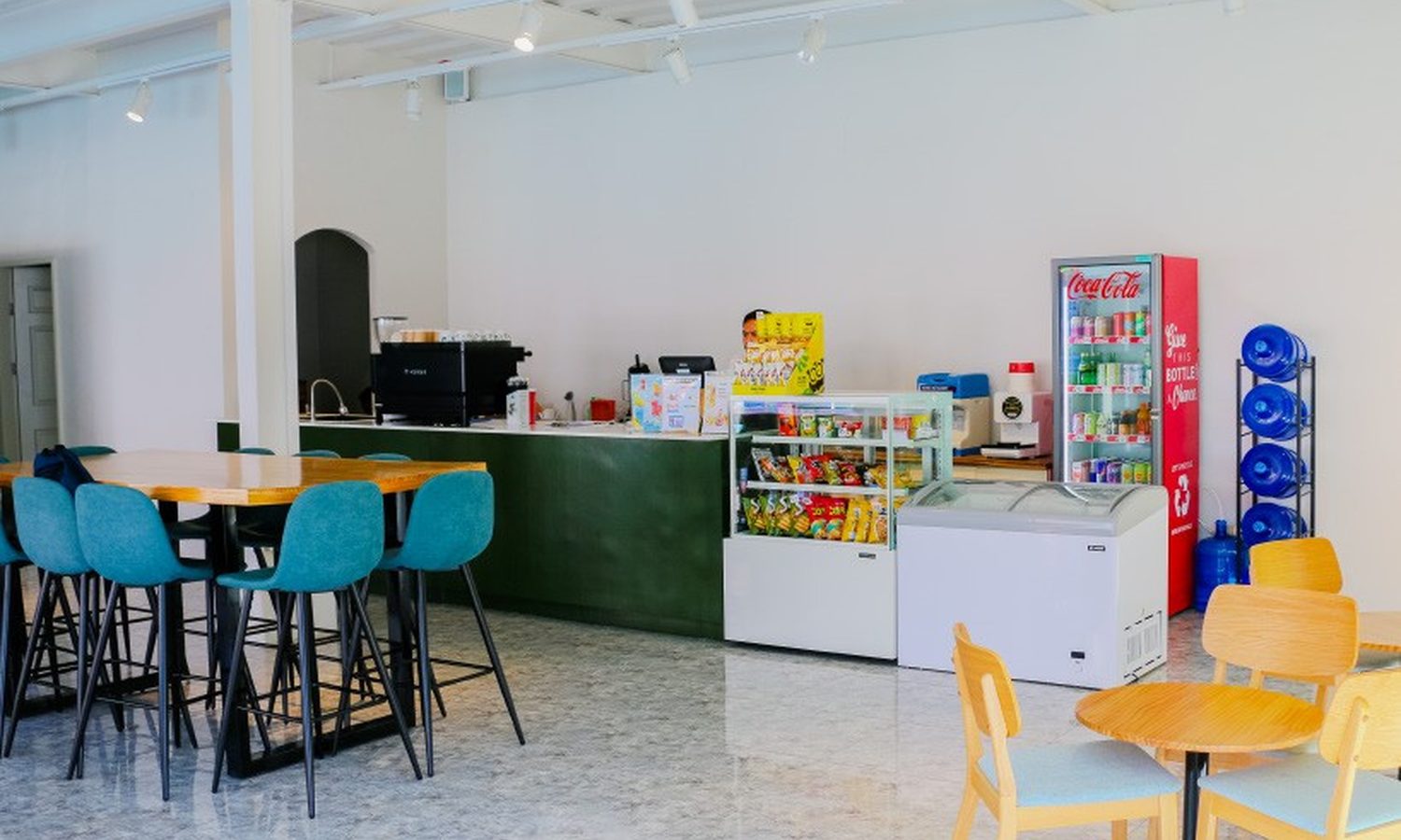 Philinterのプールサイドにあるカフェと売店