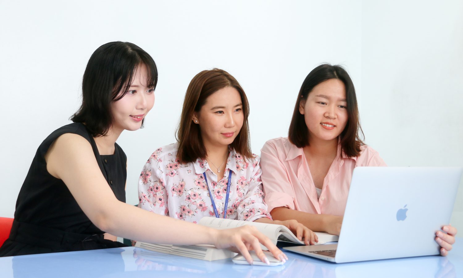 Philinterの学生がパソコンを使って課題に取り組む様子