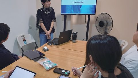 PIAのEXAMコースの授業。講師がモニターに単語を映して説明している