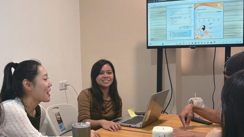 PIAのマンツーマン授業。講師と留学生がノートパソコンの画面を一緒に見ている