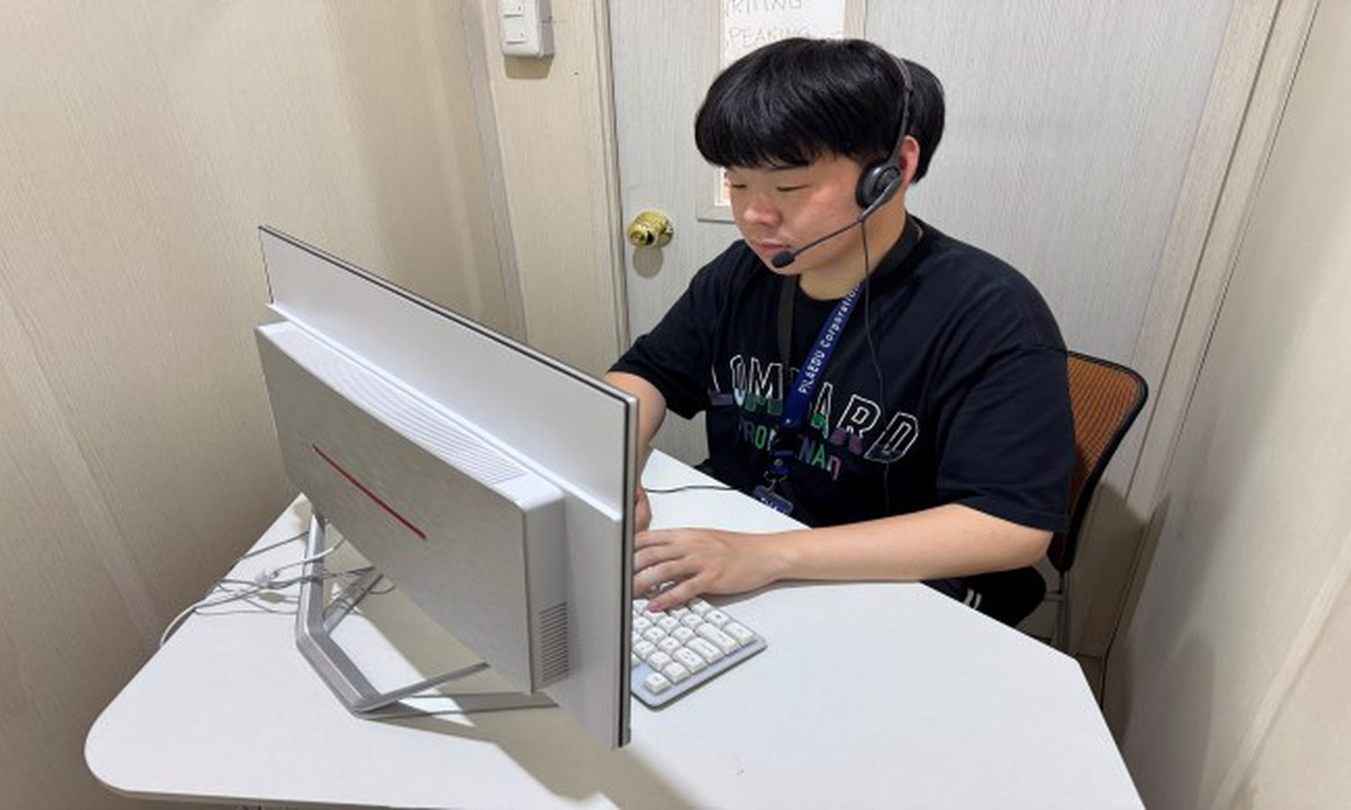 PILAのCBTラボでパソコンを使って模擬試験を受ける学生