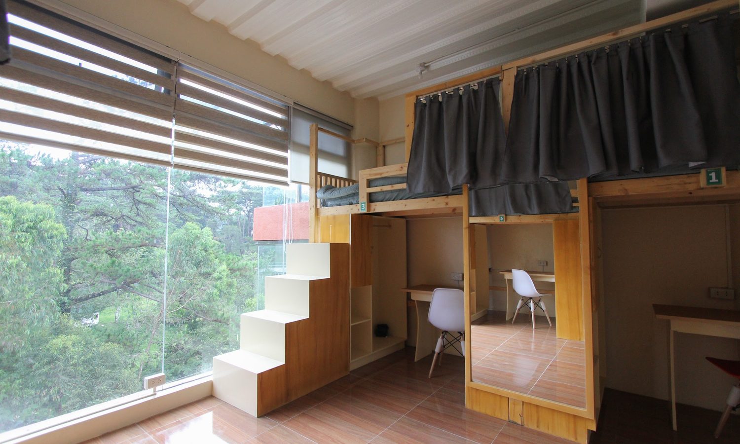 ロフト式ベッドと学習机があるPINESメイン校の4人部屋