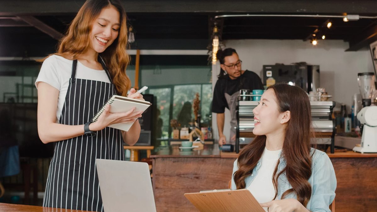 カフェで、店員さんに英語で注文する様子