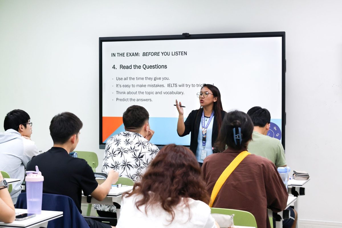 フィリピンの語学学校で、先生の説明を聞くグループ授業の様子