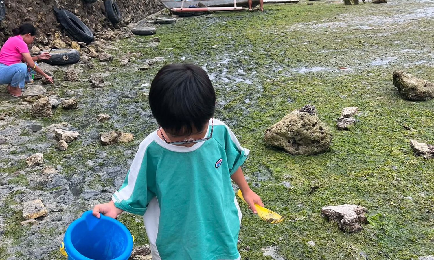 SMEAG エンカントの海辺で遊ぶ子ども