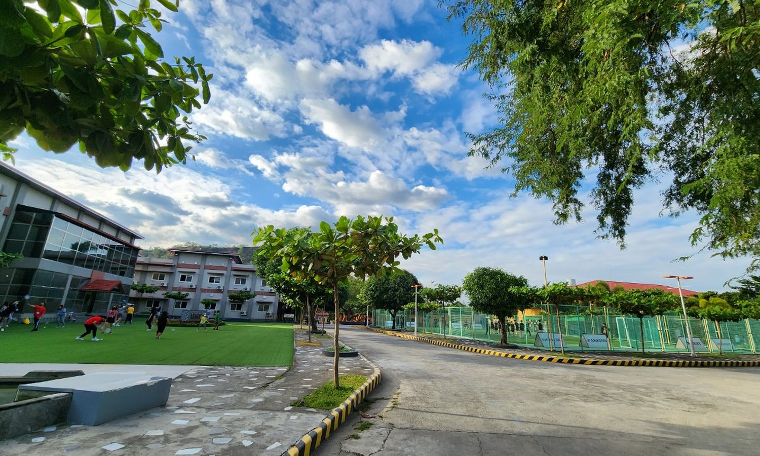 SMEAG Global Schoolのグラウンドと校舎