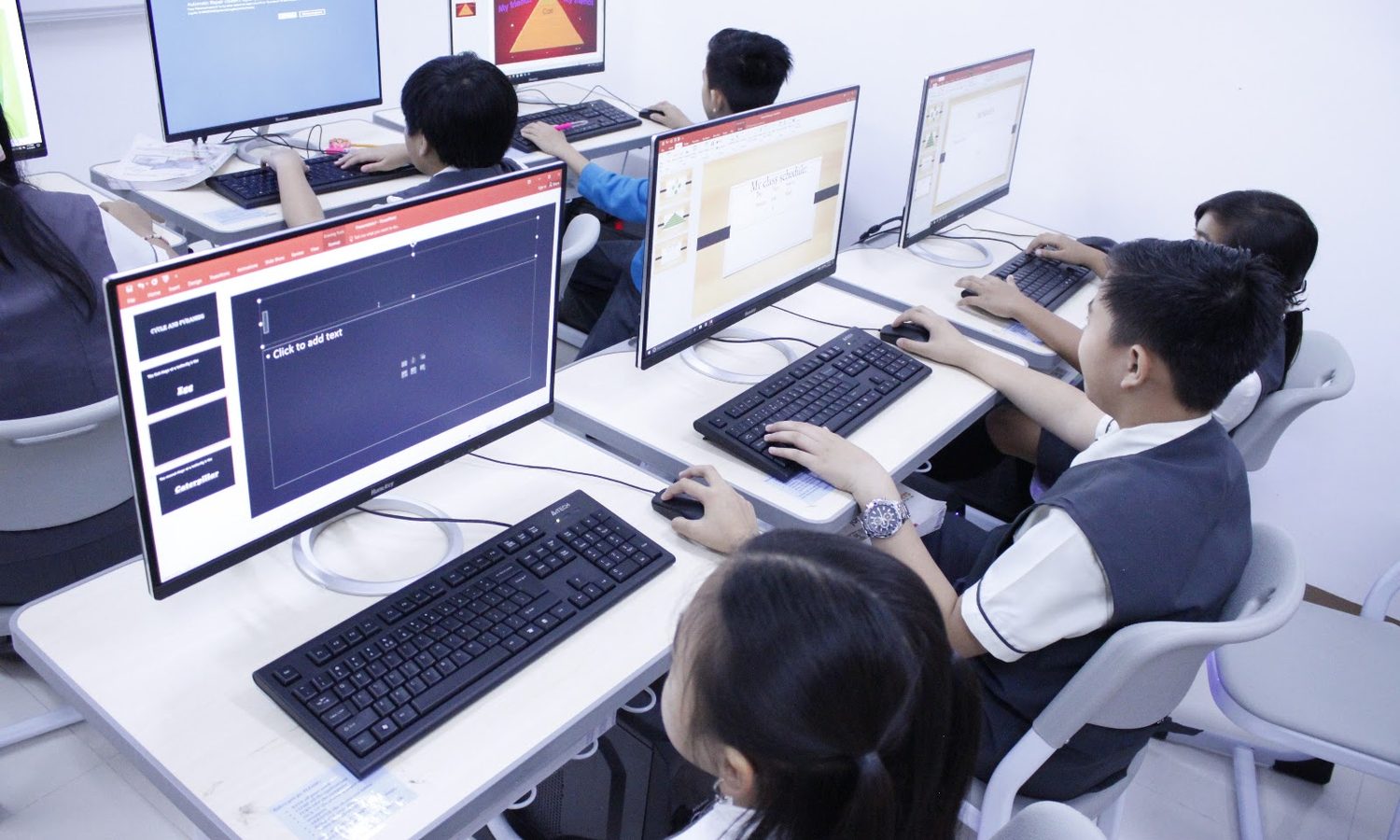SMEAG Global Schoolのコンピューター室での授業