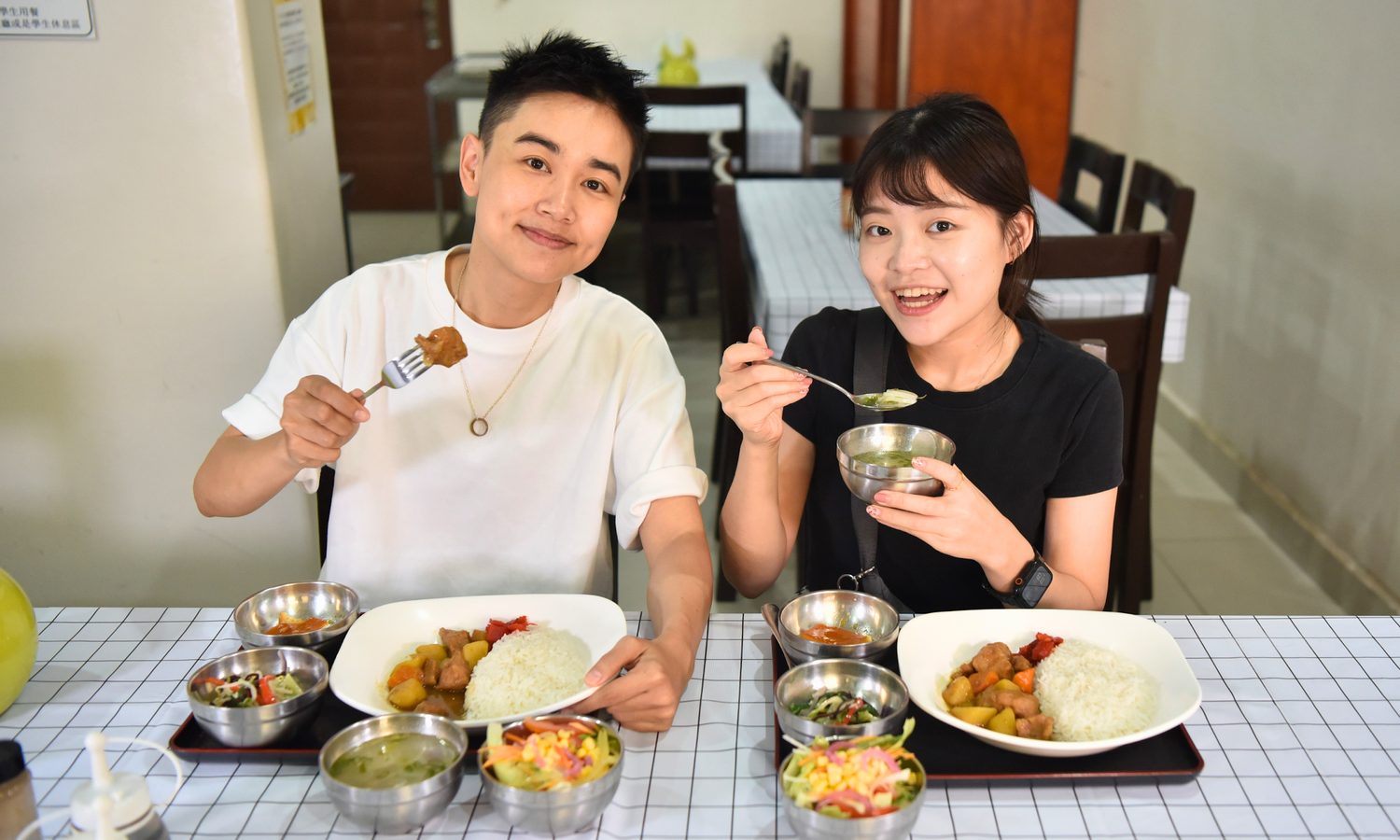 Stargateの食堂で食事をする留学生