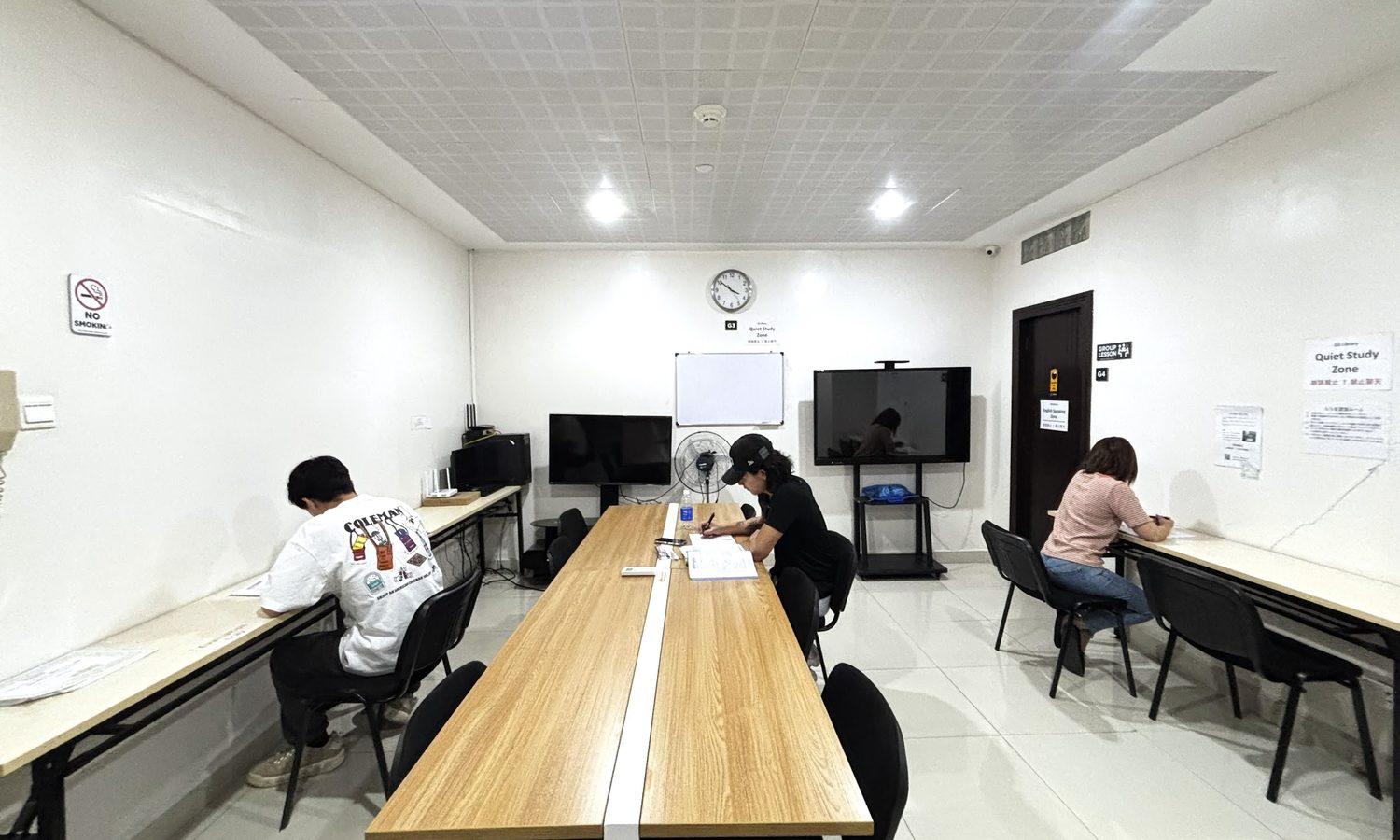 Stargateの自習室で勉強する留学生。24時間使える