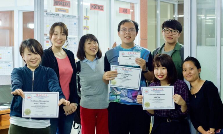 修了証を手にしたWALESの多国籍な留学生