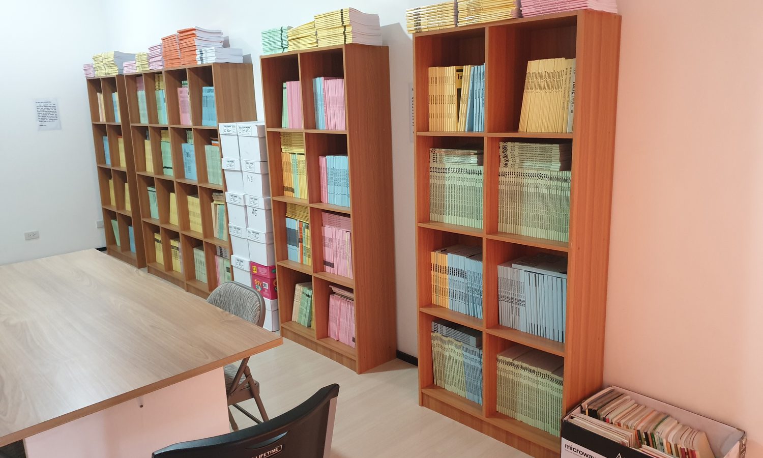 We Academyの図書室(教材と参考書の本棚)