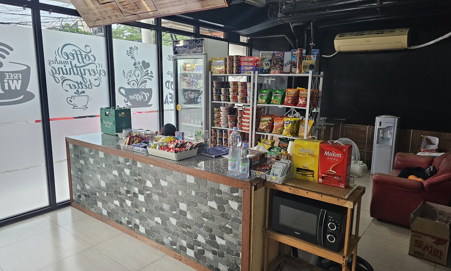 We Academyの売店のカウンター(お菓子・カップ麺・飲み物)