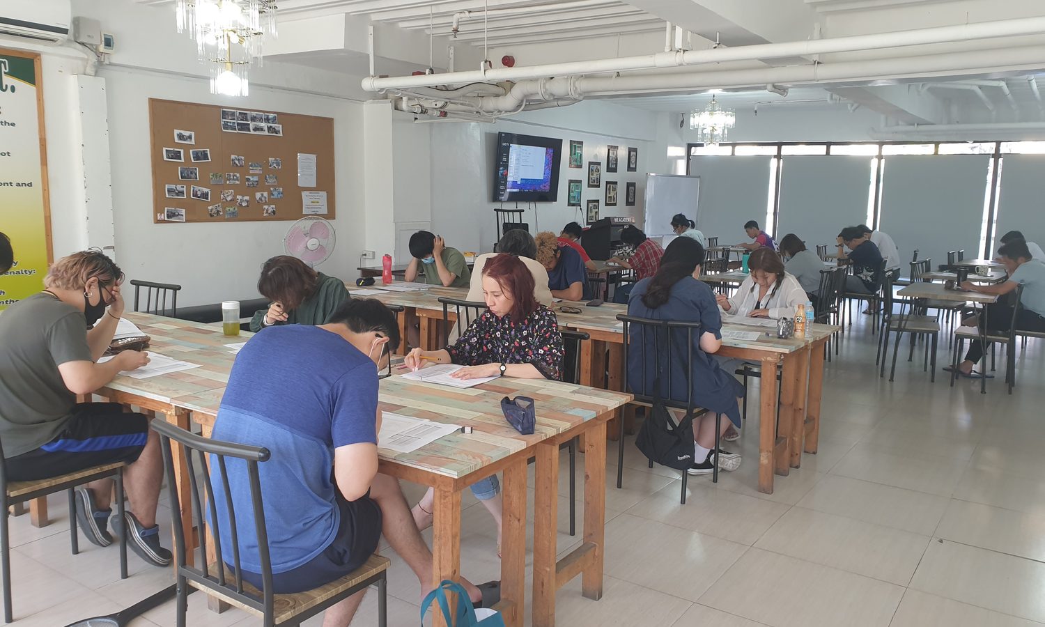 We Academyの食堂で食事をする留学生