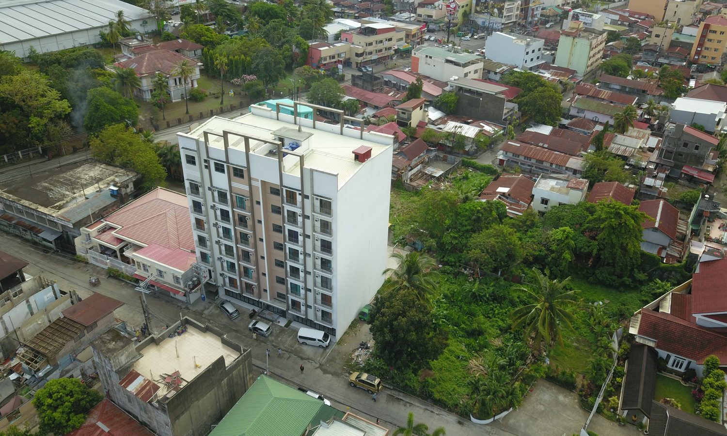 We Academyの8階建ての校舎とイロイロ市ハロ地区の街並み(上空から)
