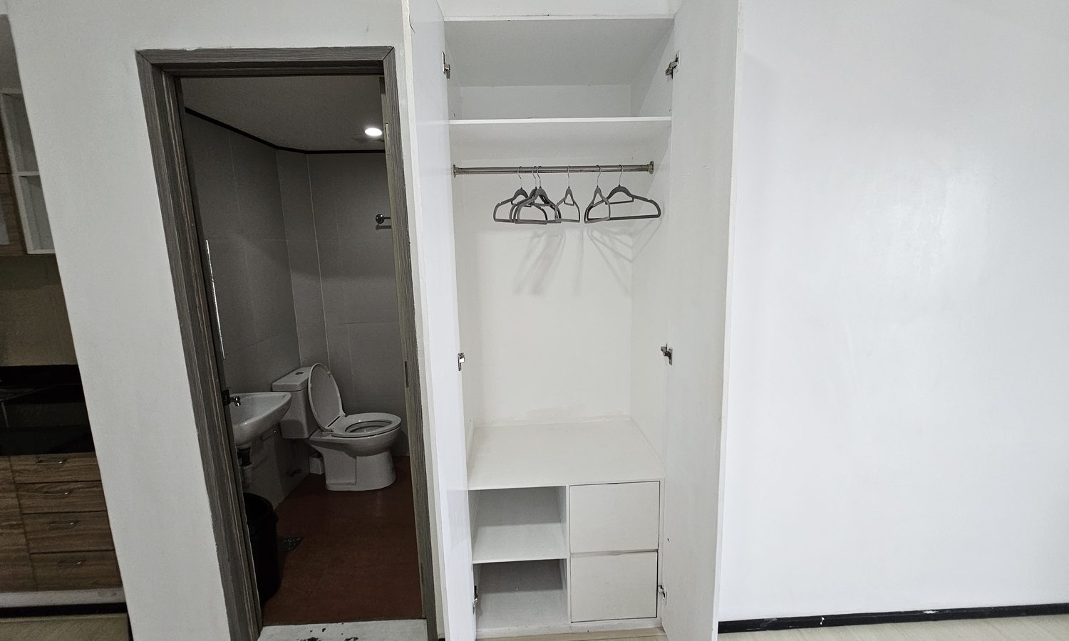 We Academyのお部屋のクローゼットとバスルームの入口