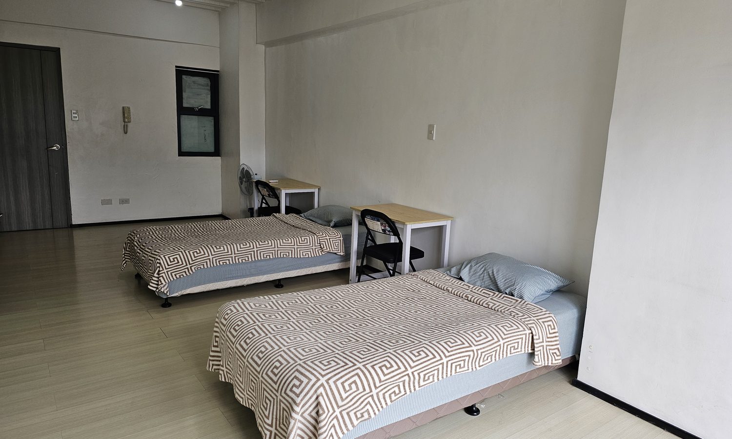 We Academyの2人部屋(シングルベッド2台と机2つ)